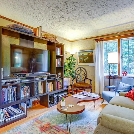 Seattle Home With Balcony 1 Mi To Park And Water!